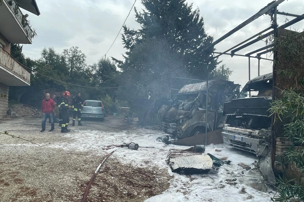 L'incendio vicino all'officina Tartuferi, vigili del fuoco al lavoro (Calavita)