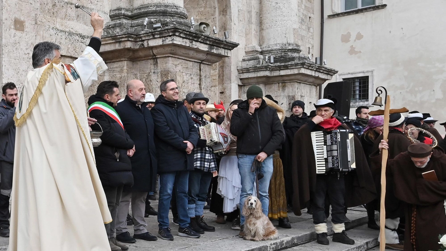 La festa di Sant’Antonio. Animali benedetti e processione: bagno di folla in piazza