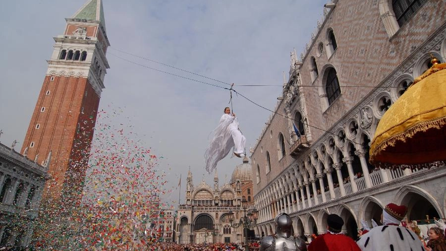 Il tradizionale volo dell'Angelo durante il Carnevale di Venezia