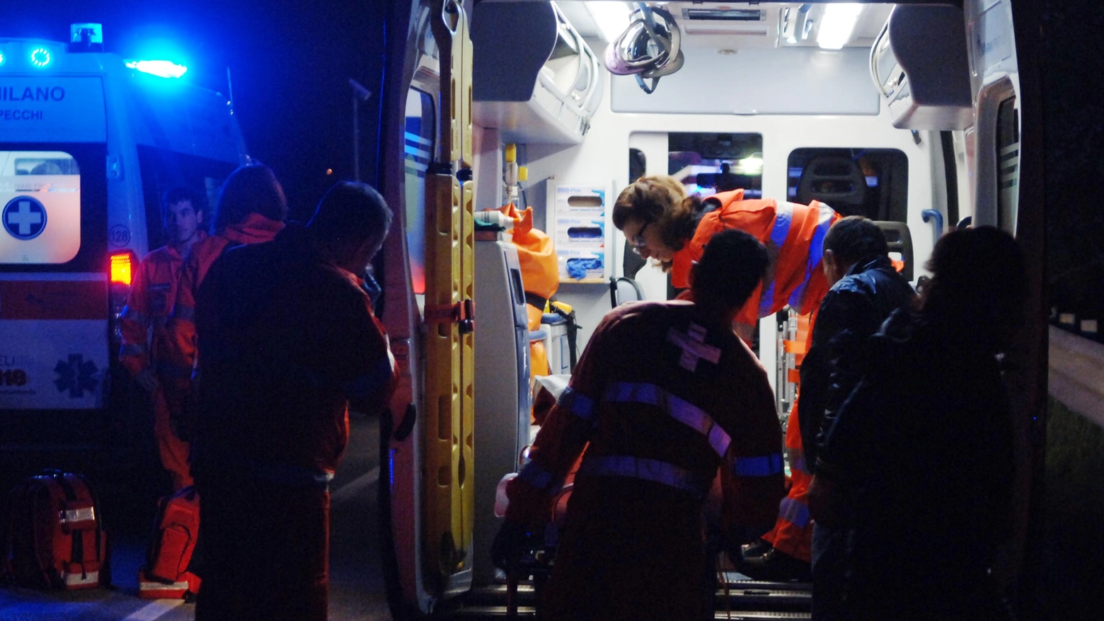 I sanitari del 118 hanno soccorso l'uomo pestato dopo la lite per il parcheggio a Filetto di Ravenna (foto genrica)