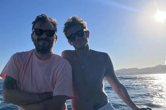 Cremonini e Valentino Rossi a Formentera, immortalati da Francesca Sofia Novello