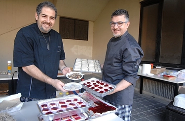 Gli chef cucinano gli insetti: "Ravioli con grilli e torta di tarme". Il cibo del futuro alla Politecnica