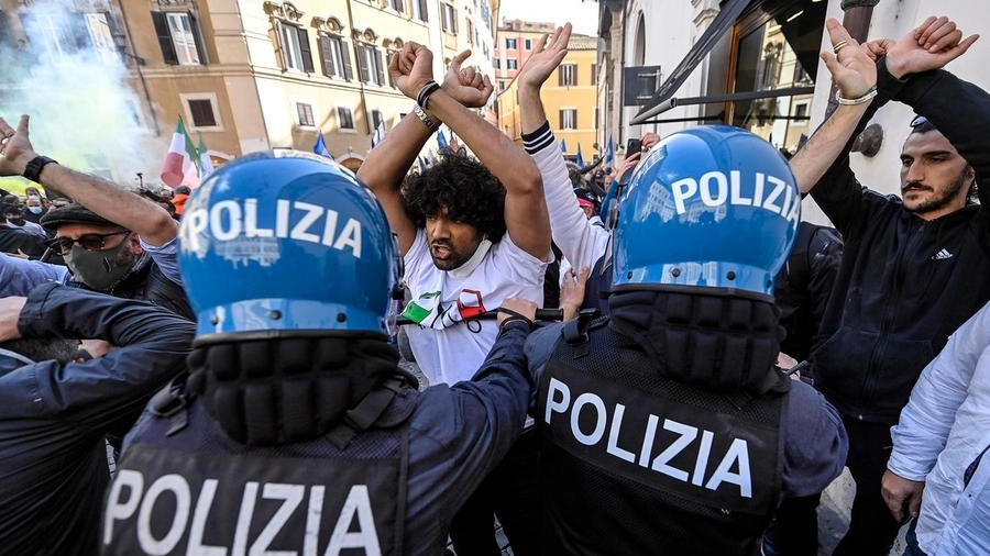 Momi El Hawi, titolare delle pizzerie da Tito, a Roma durante gli scontri (Ansa)