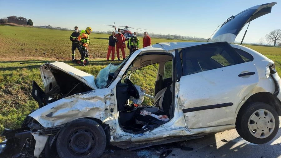 Incidente mortale, l'auto distrutta e i soccorsi