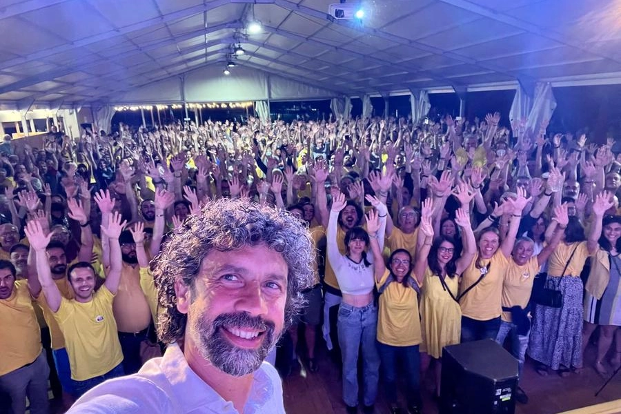 Damiano Tommasi festeggia l'elezione a sindaco di Verona