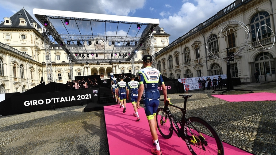 Martedì prossimo la Corsa Rosa di ciclismo passa dalla città ducale: previsti cambi alla viabilità dalle 12 alle 14, tutti i dettagli con le strade chiuse e i nuovi percorsi