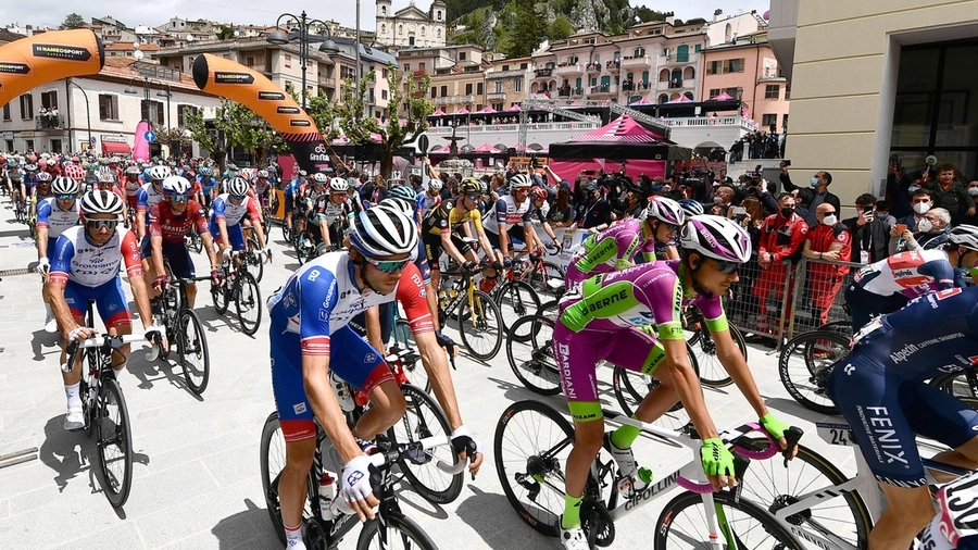 Il trevigiano la spunta allo sprint. Alcuni big lasciano la corsa. Elia Viviani nominato portabandiera italiano alle Olimpiadi di Tokyo. Classifica e maglie