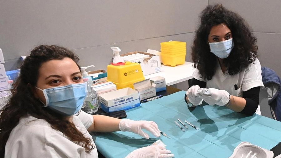 Gli hub vaccinali alla Cicogna e al padiglione 33 della Fiera chiuderanno a fine marzo