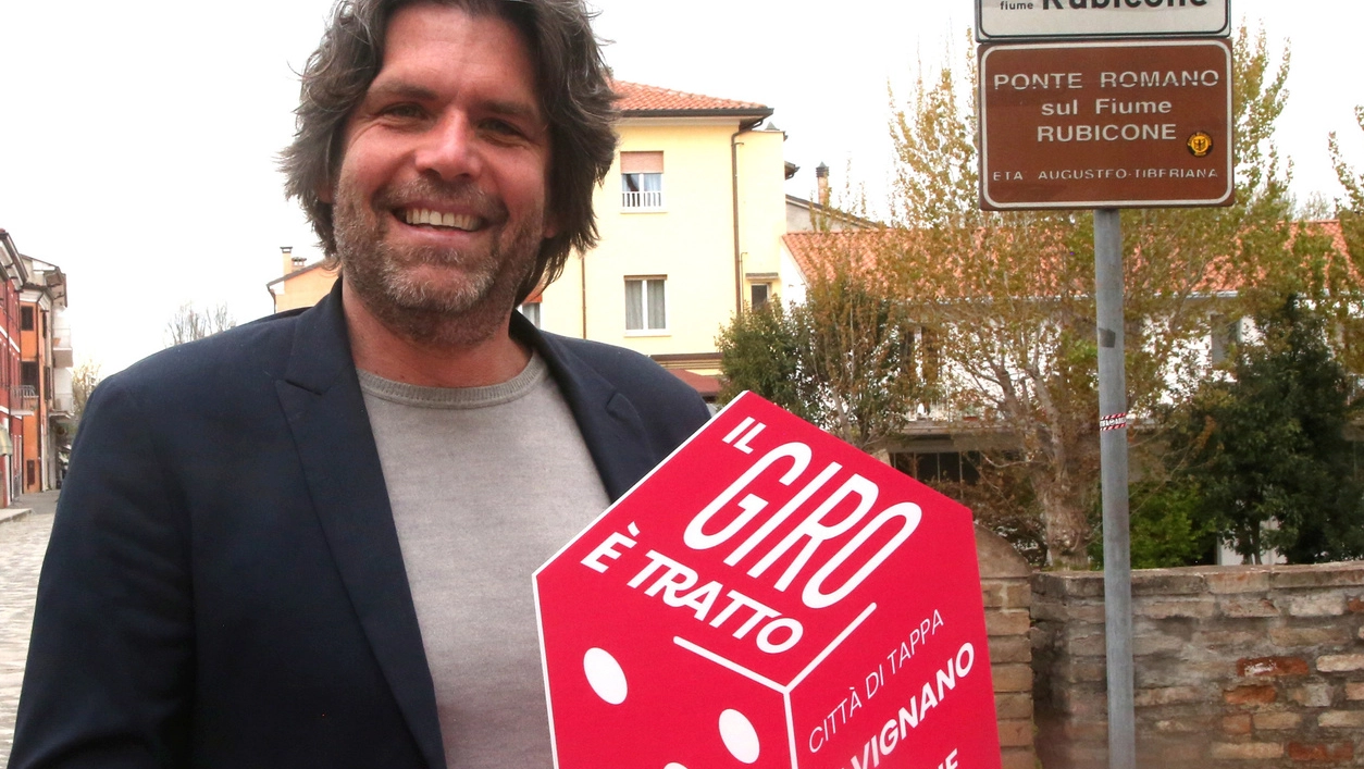 Il sindaco Filippo Giovannini con il logo dell’evento