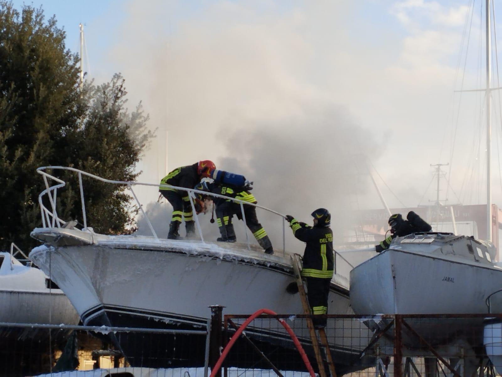 Barca Avvolta Dalle Fiamme In Un Cantiere Navale