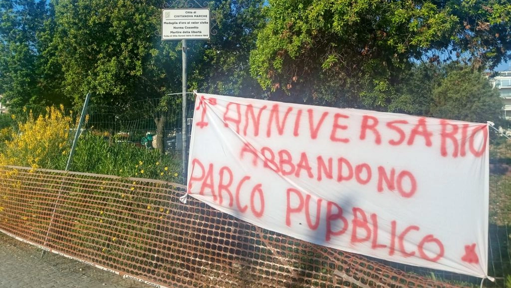 Civitanova, uno striscione ironizza sui lavori al parco Norma Cossetto