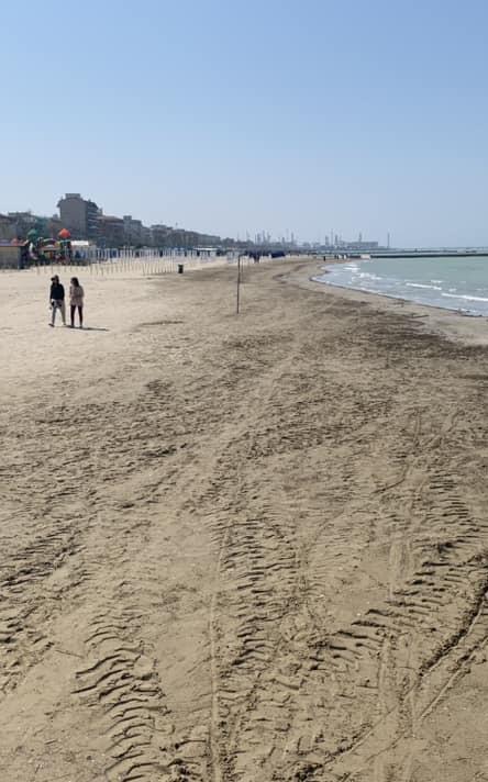 I Bagnini Ripuliscono La Spiaggia Piena Di Detriti Dopo Il Maltempo