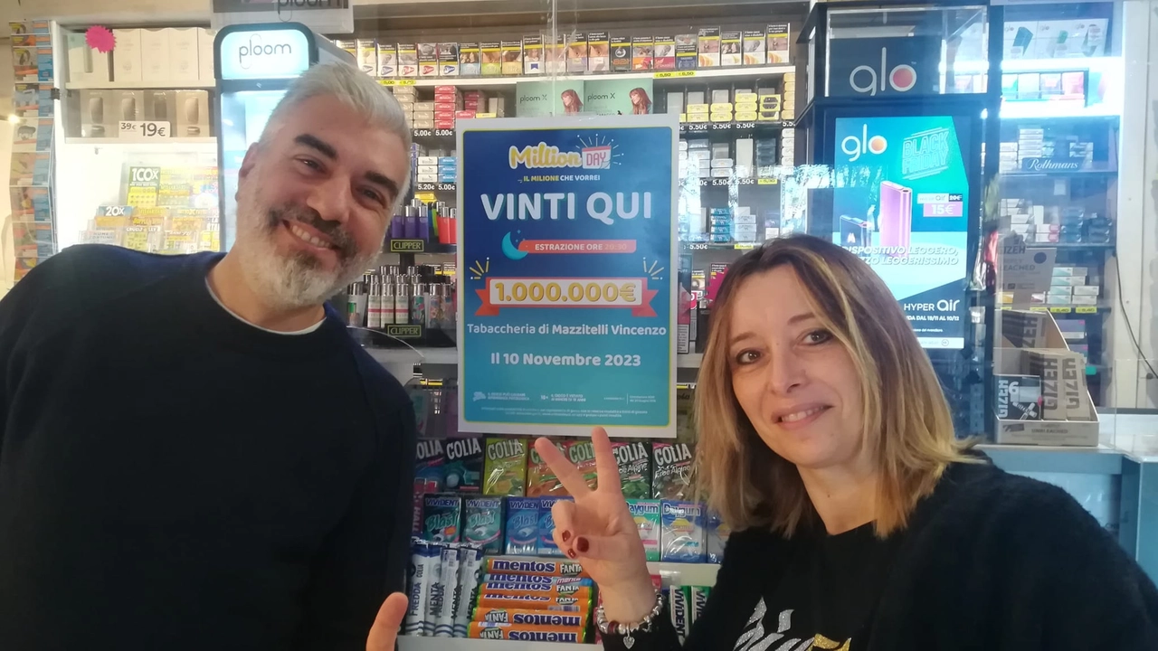 Barbara Baldi e Vincenzo Mazzitelli sembrano davvero molto felici per la supervincita nella  loro tabaccheria