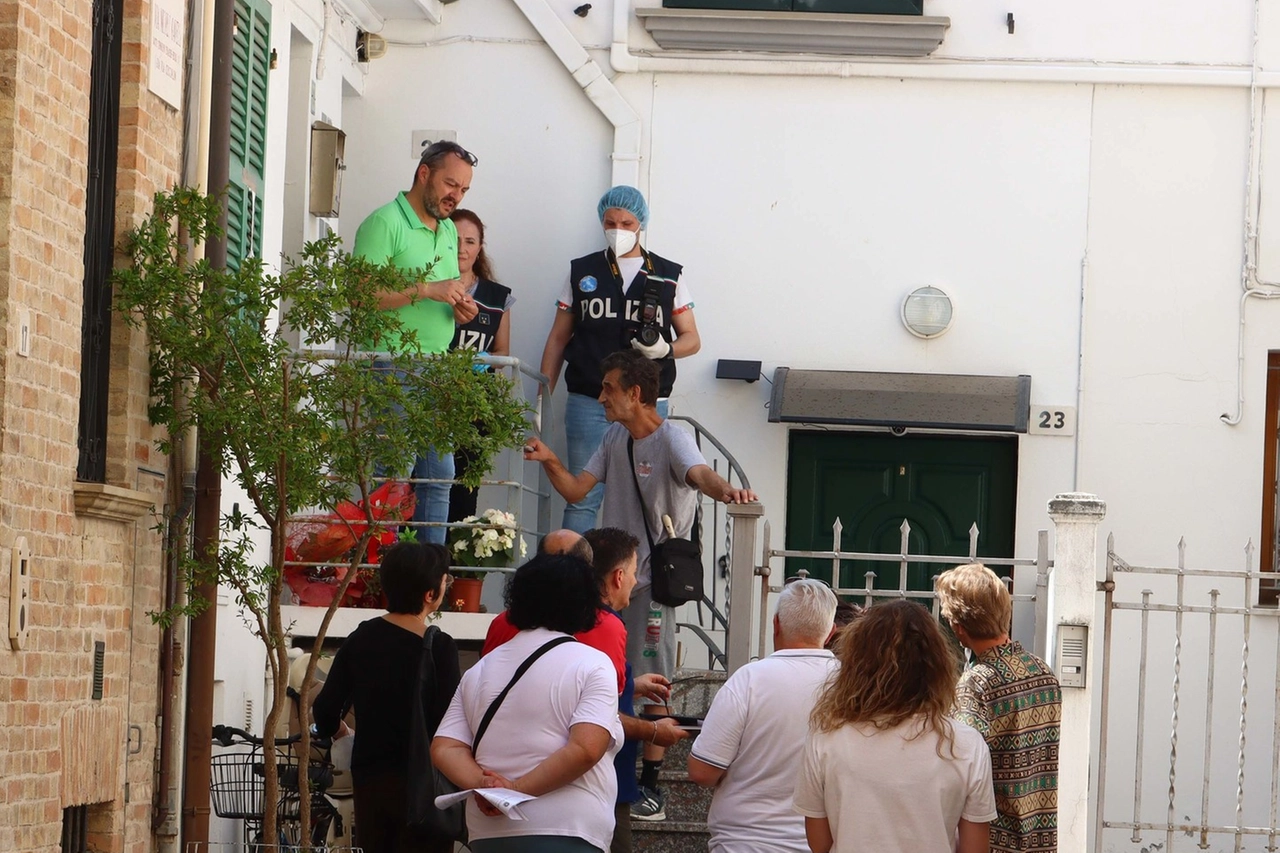 La polizia nella casa del delitto