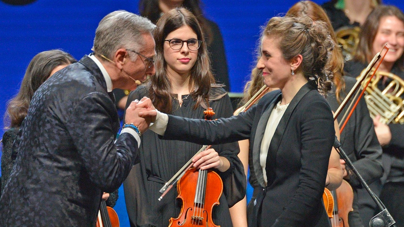 Paolo Bonolis con la direttrice d’orchestra Francesca Perrotta alla serata di inaugurazione di Pesaro 2024