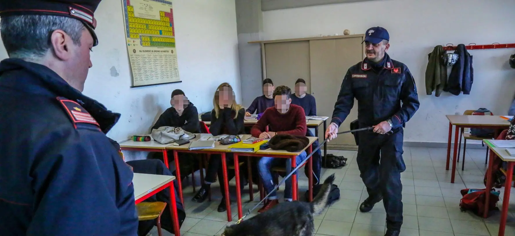 Lacrime all’arrivo dei carabinieri