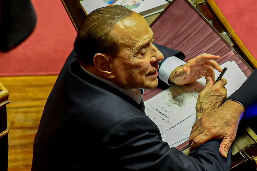 Berlusconi e gli appunti su Meloni: "Supponente, prepotente, arrogante"