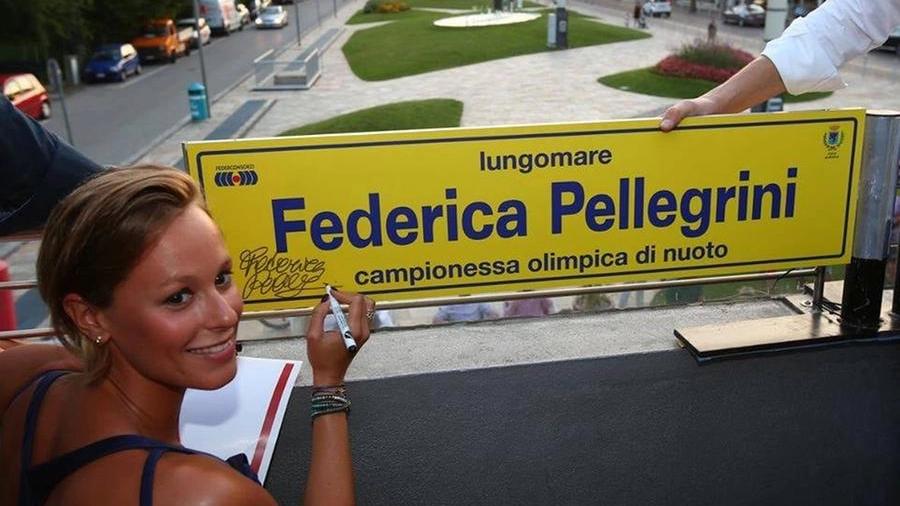 Federica Pellegrini autografa il cartello del lungomare 