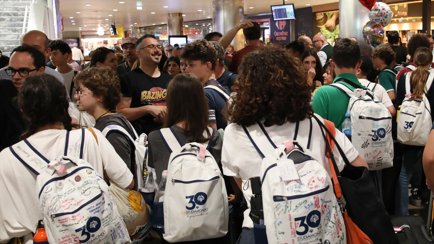 L’arrivo all’aeroporto del gruppo di adolescenti, in compagnia delle famiglie