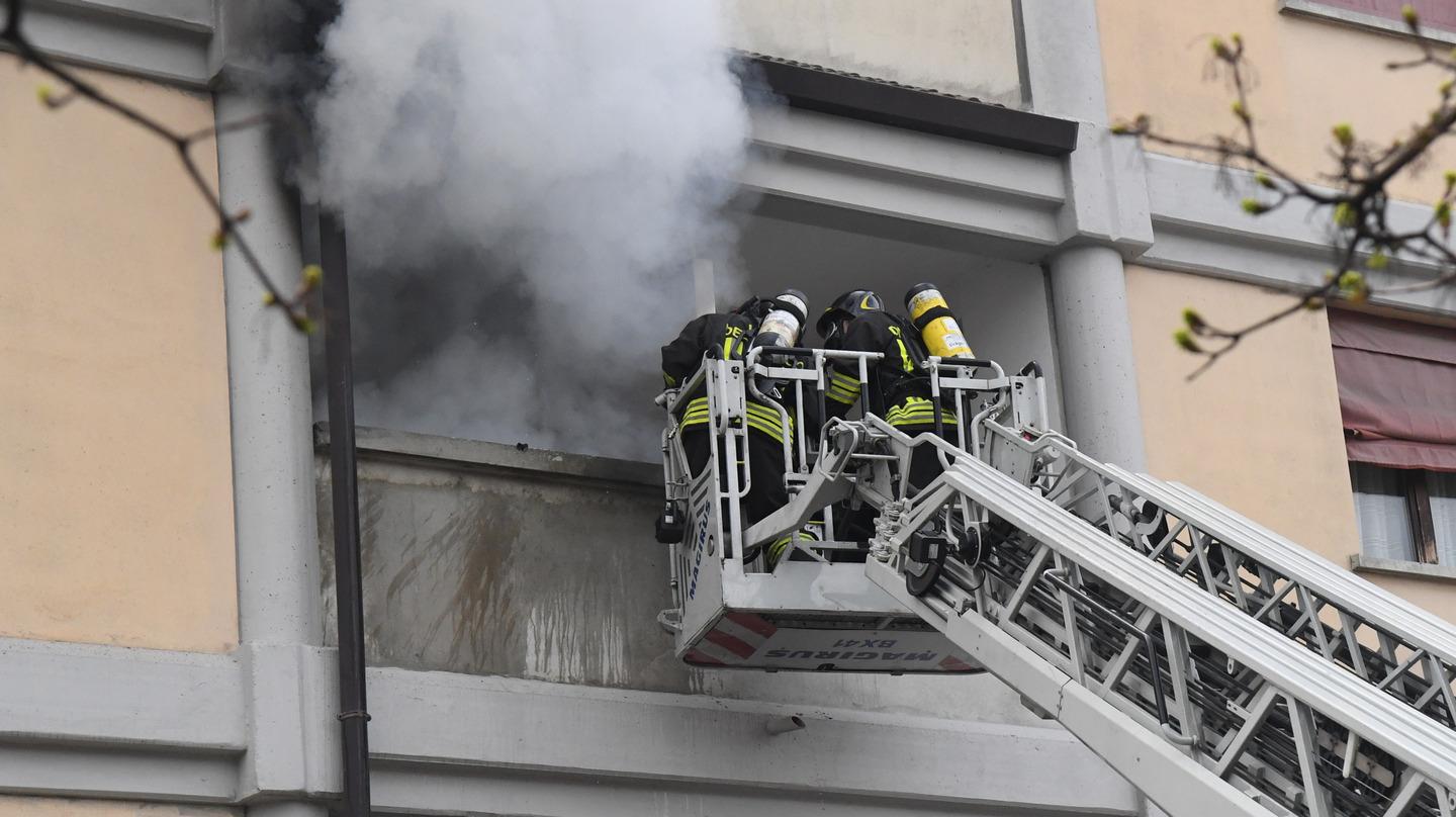 Bologna Incendio In Via Zanardi Carabiniere Fuori Servizio Salva Una