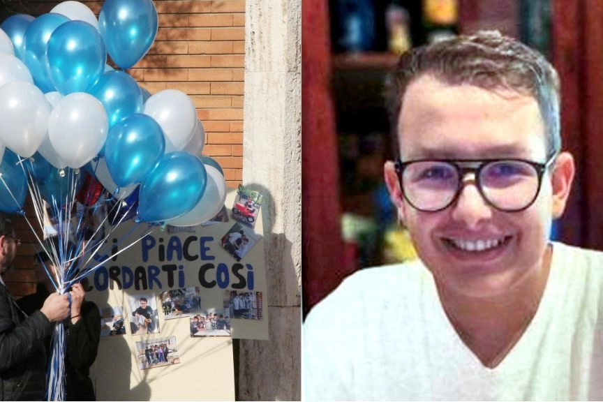 Palloncini bianchi e azzurri al funerale di Federico Para (a destra) morto a 16 anni nell'incidente stradale