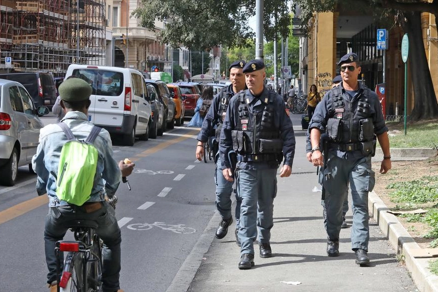 Bologna, rapinato e azzannato dal cane in zona stazione