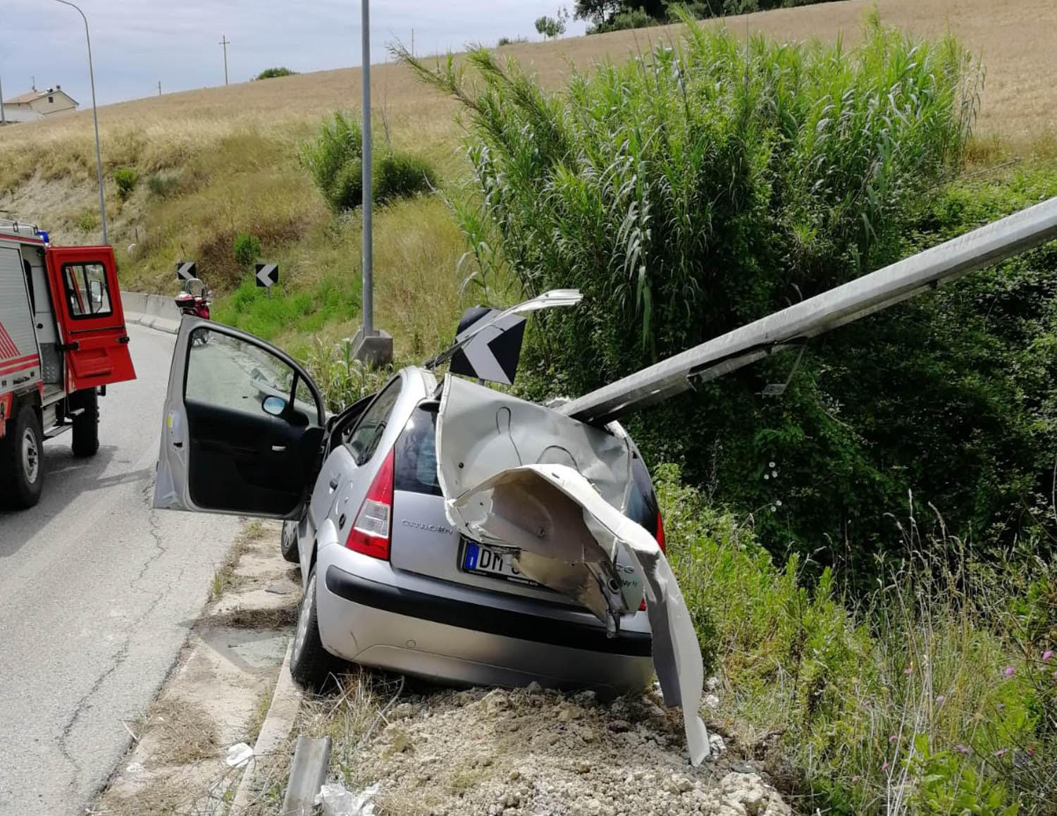 Fermo, Auto Squarciata Da Un Guardrail. Ragazza Salva Per Miracolo