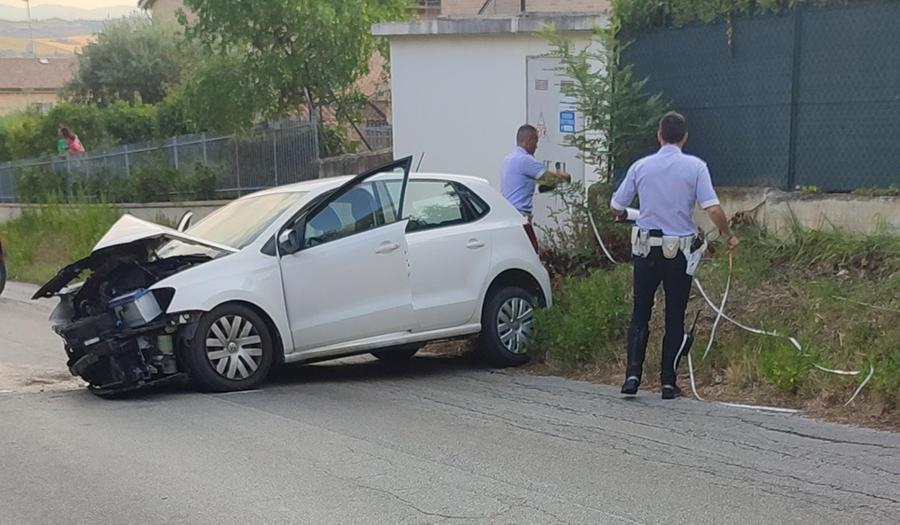 Incidente Osimo Perde Il Controllo Dell Auto E Finisce Contro Un Muro Arriva Icaro