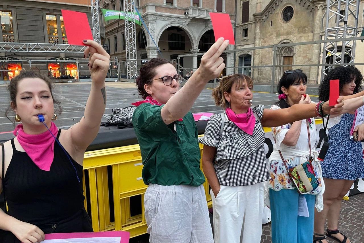 Sit-in di NonUnaDiMeno a Reggio contro Portanova