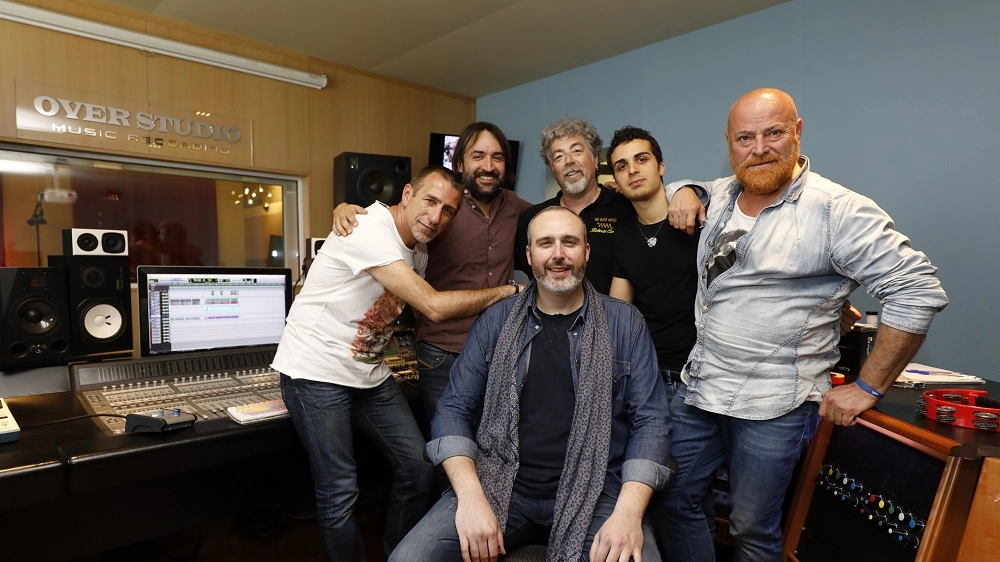 Il tenore Cremonini e il gruppo 'DALLABANDA' in studio