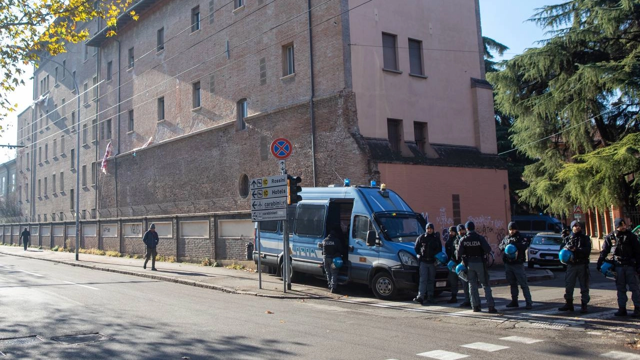 Lo sgombero in viale Filopanti, vicino a via Zamboni (foto Schicchi)