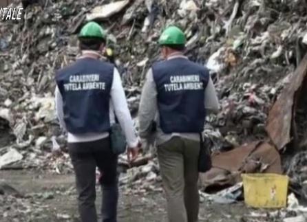 Montagna Di Rifiuti Nel Capannone