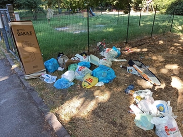 Caos porta a porta a Modena: "La misura è colma, strade sommerse dai rifiuti abbandonati"