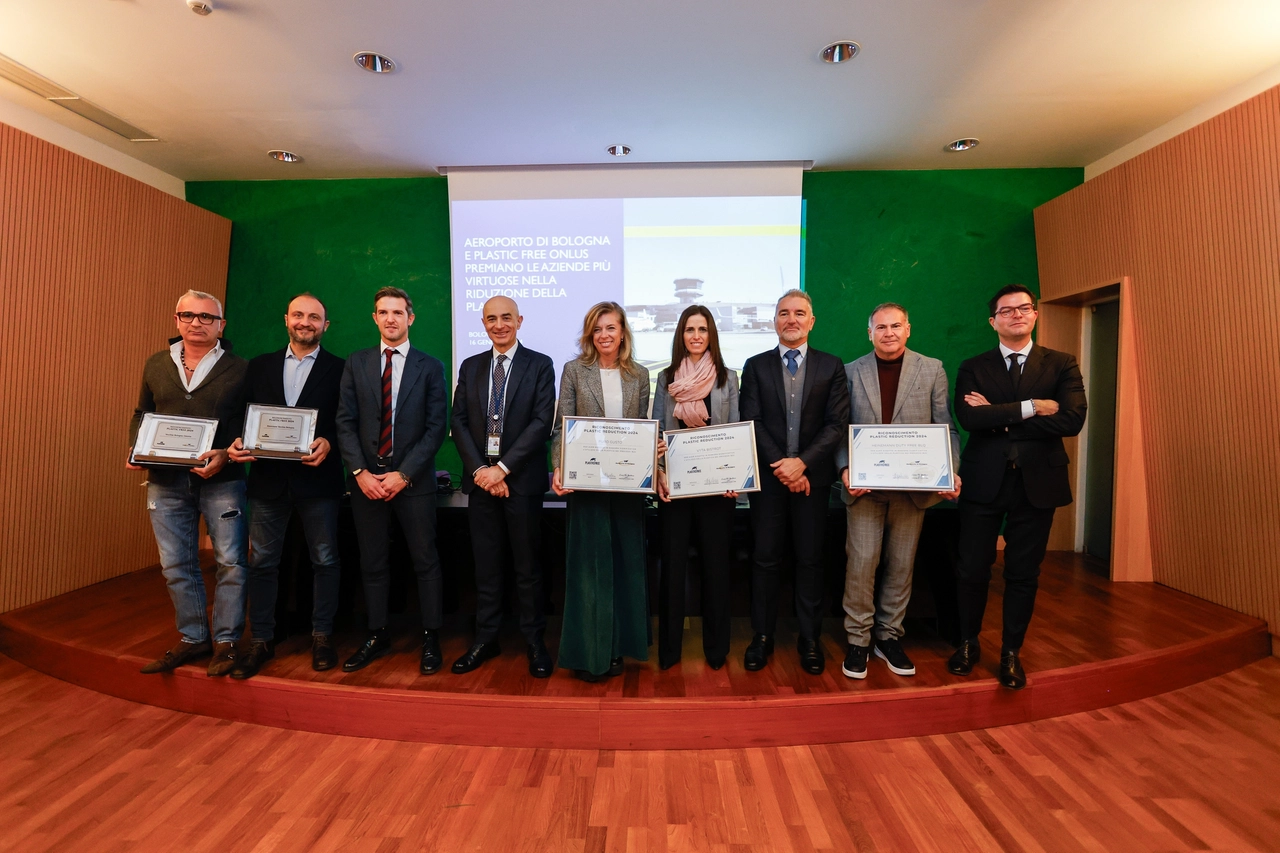 La premiazione delle aziende che hanno aderito alla campagna plastic free dell'aeroporto Marconi