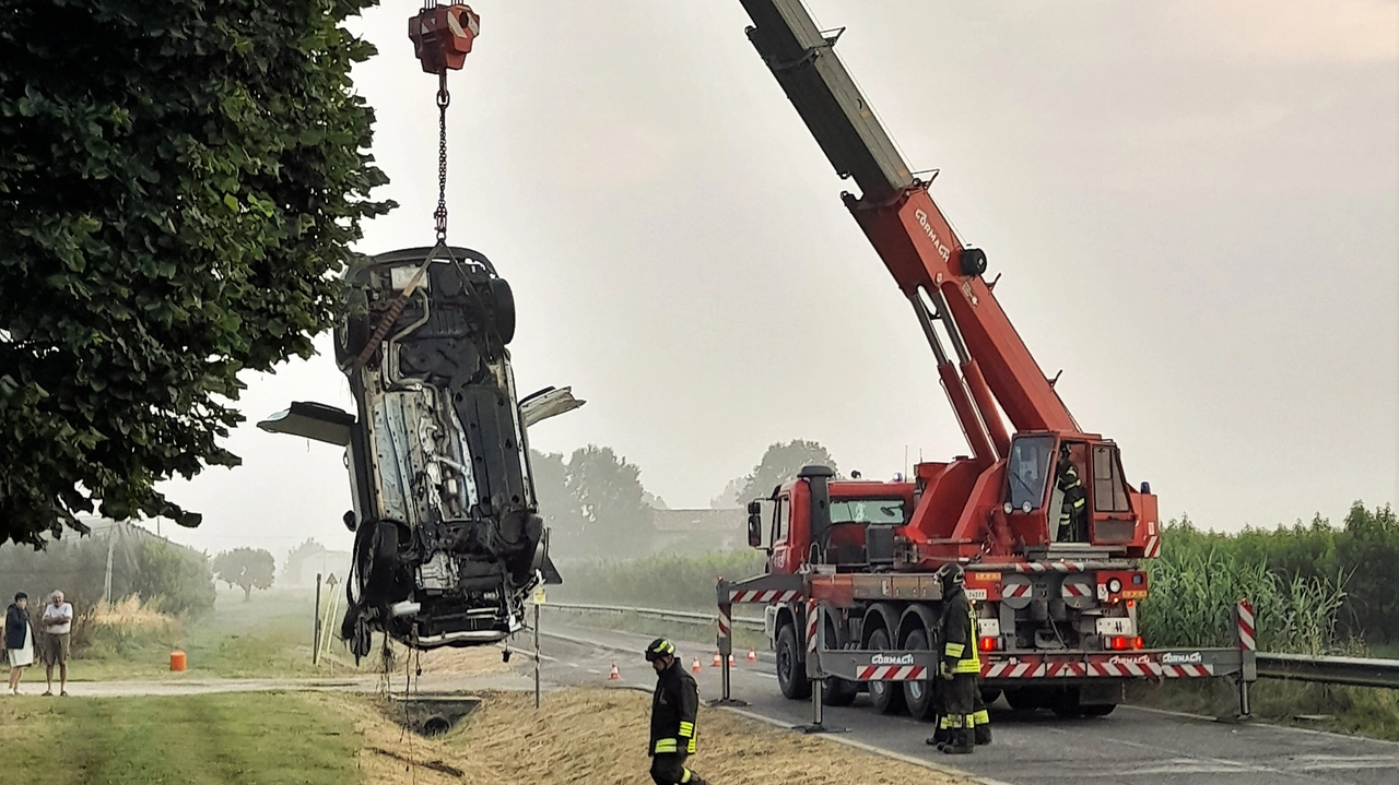 Il recupero dell'auto da parte dell'autogru dei Vigili del Fuoco (Scardovi)