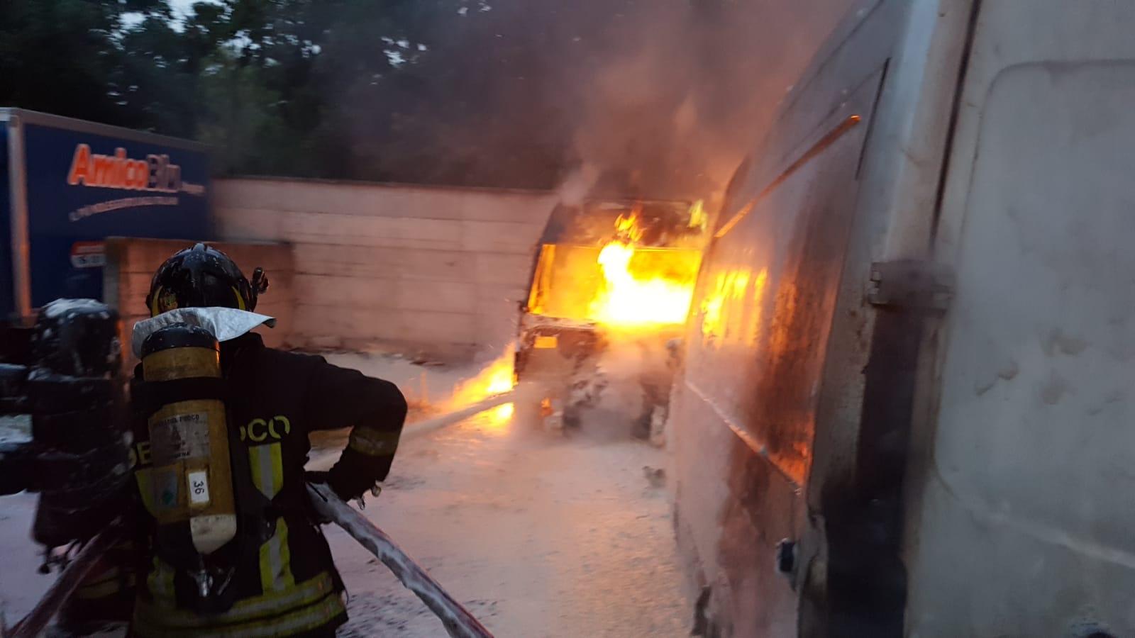 Modena Nove Furgoni In Fiamme L Ombra Del Dolo