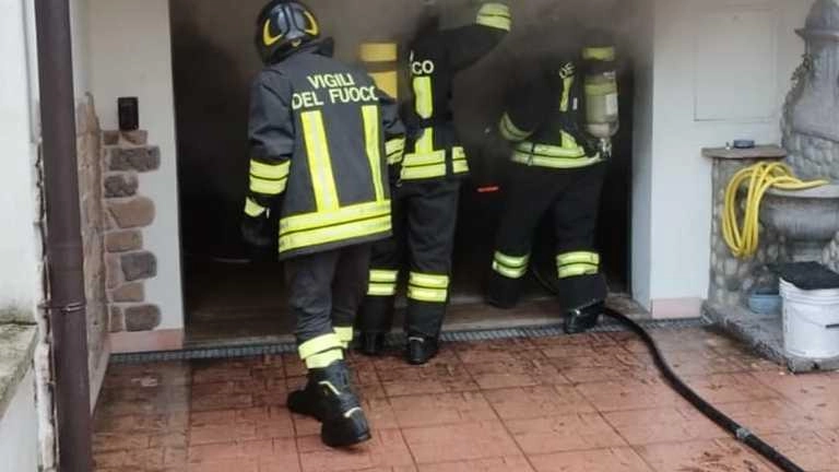 

Incendio nel garage di Campegine: auto salvata dai VVF
