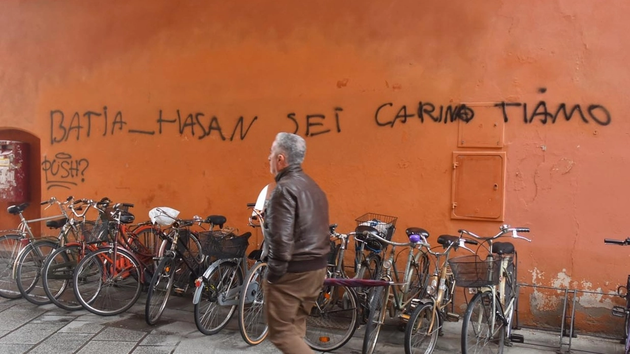 IMBRATTAMENTO Sotto il municipio una delle tante scritte di presunte spasimanti del 27enne