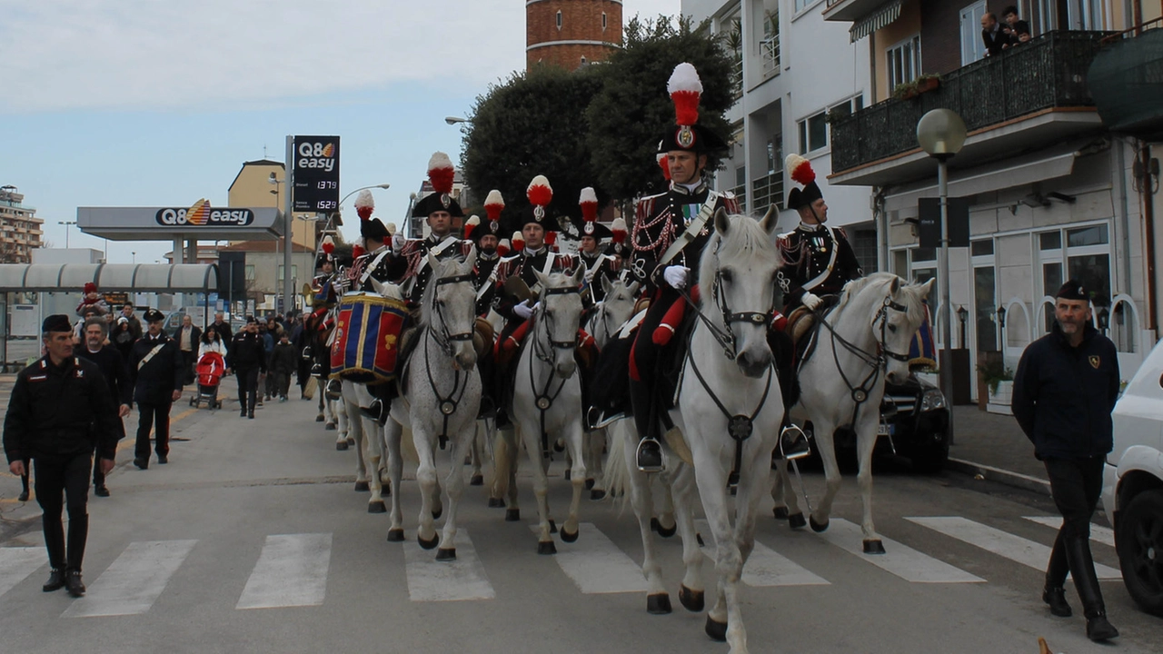 La fanfara a cavallo emoziona grandi e bambini / FOTO