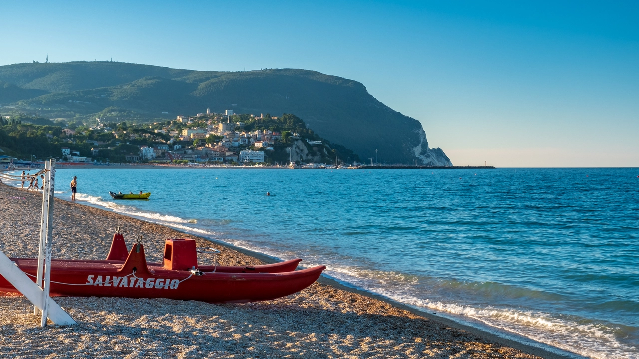 Come fare un bagno sicuro in mare? Le 10 regole d'oro