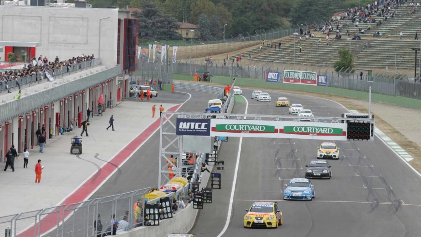 Una gara automobilistica in autodromo a Imola