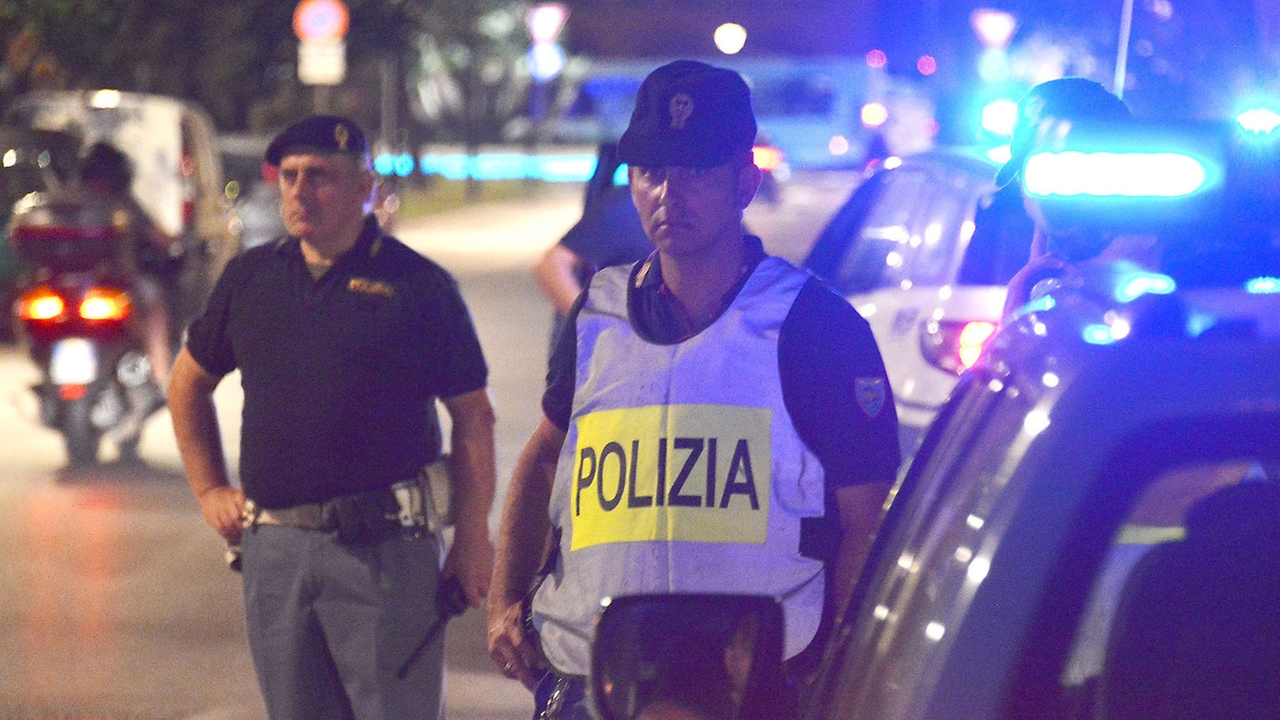 I due finti turisti sospetti fermati dalla polizia (foto Migliorini)