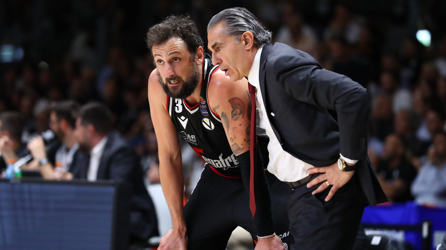 Binomio pressoché perfetto: Marco Belinelli, 37 anni, a colloquio con il coach Sergio Scariolo, 62 (Foto Ciamillo)