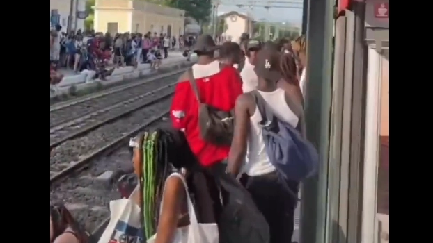 Migliaia di ragazzi alla stazione di Peschiera del Garda