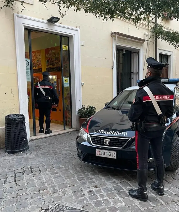 Scassinano distributori di snack: arrestati