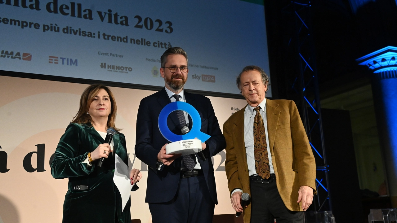 Qualità della vita:  il direttore del Sole 24 Ore, Fabio Tamburini, consegna il premio al sindaco di Bologna, la città è arrivata seconda (foto Schicchi)