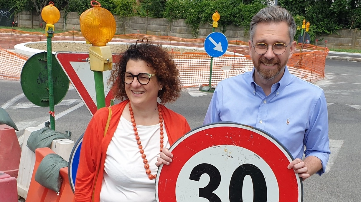 Il sindaco Matteo Lepore e Valentina Orioli, assessora comunale alla nuova mobilità, il giorno dell’inaugurazione della fase sperimentale della ‘Città 30’