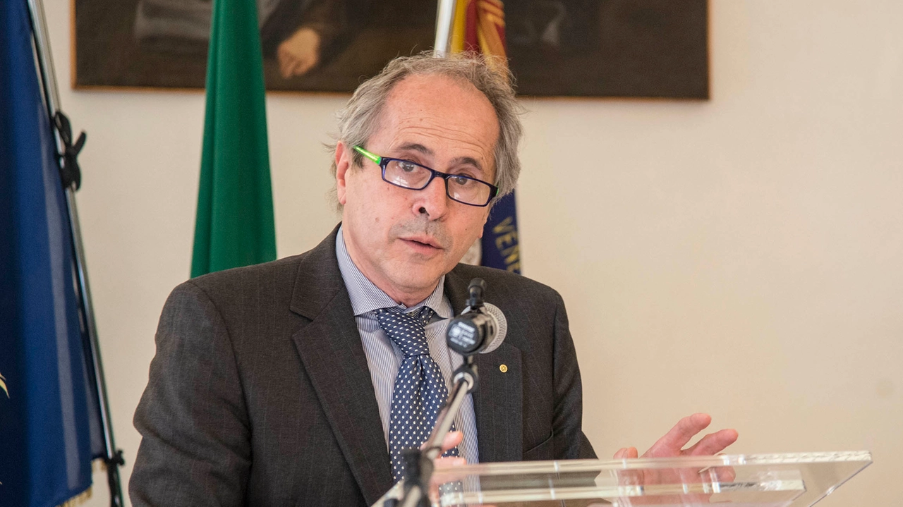 Crisanti: "Senza AstraZeneca addio campagna vaccinale"