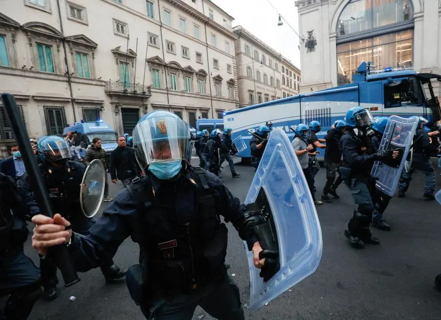 Scontri a Roma, 38 poliziotti feriti e 600 persone identificate. Il racconto di chi c'era