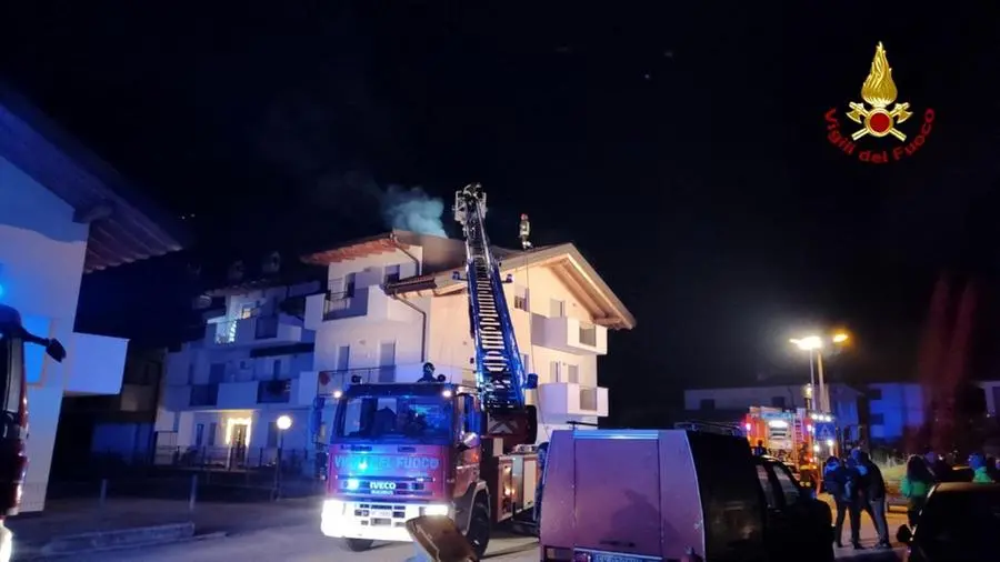 Palazzina in fiamme la notte di Natale: due appartamenti inagibili nel Bellunese